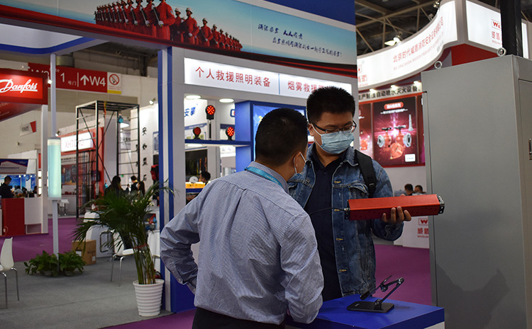 2021北京消防展.客戶(hù)參觀(guān)全氟己酮.jpg
